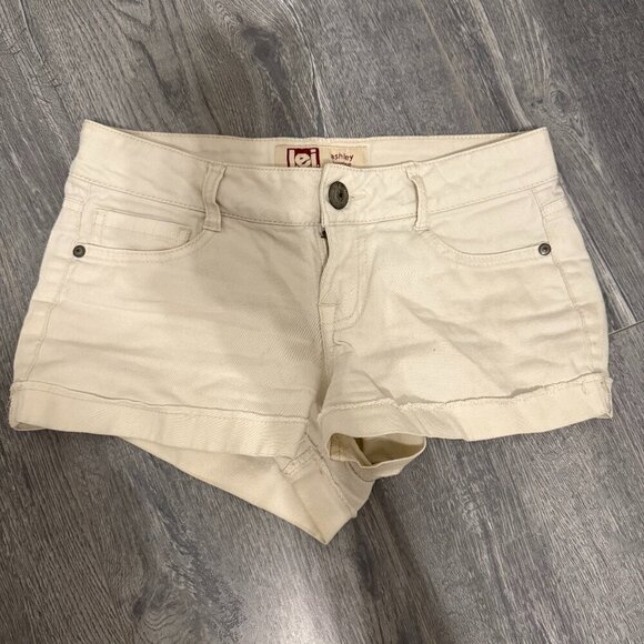 L.e.i. Ashley Low Rise White Denim Shorts - Size 1 Regular - Picture 2 of 4